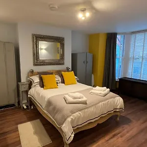 Seaside Hideaway - Free Onstreet Parking Holiday home Scarborough
